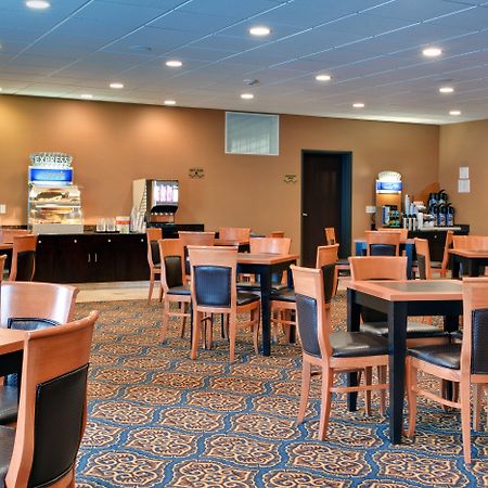 Holiday Inn Express Airport Calgary By Ihg מראה חיצוני תמונה