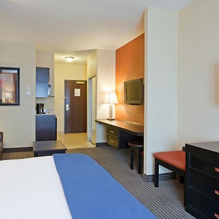 Holiday Inn Express Airport Calgary By Ihg מראה חיצוני תמונה