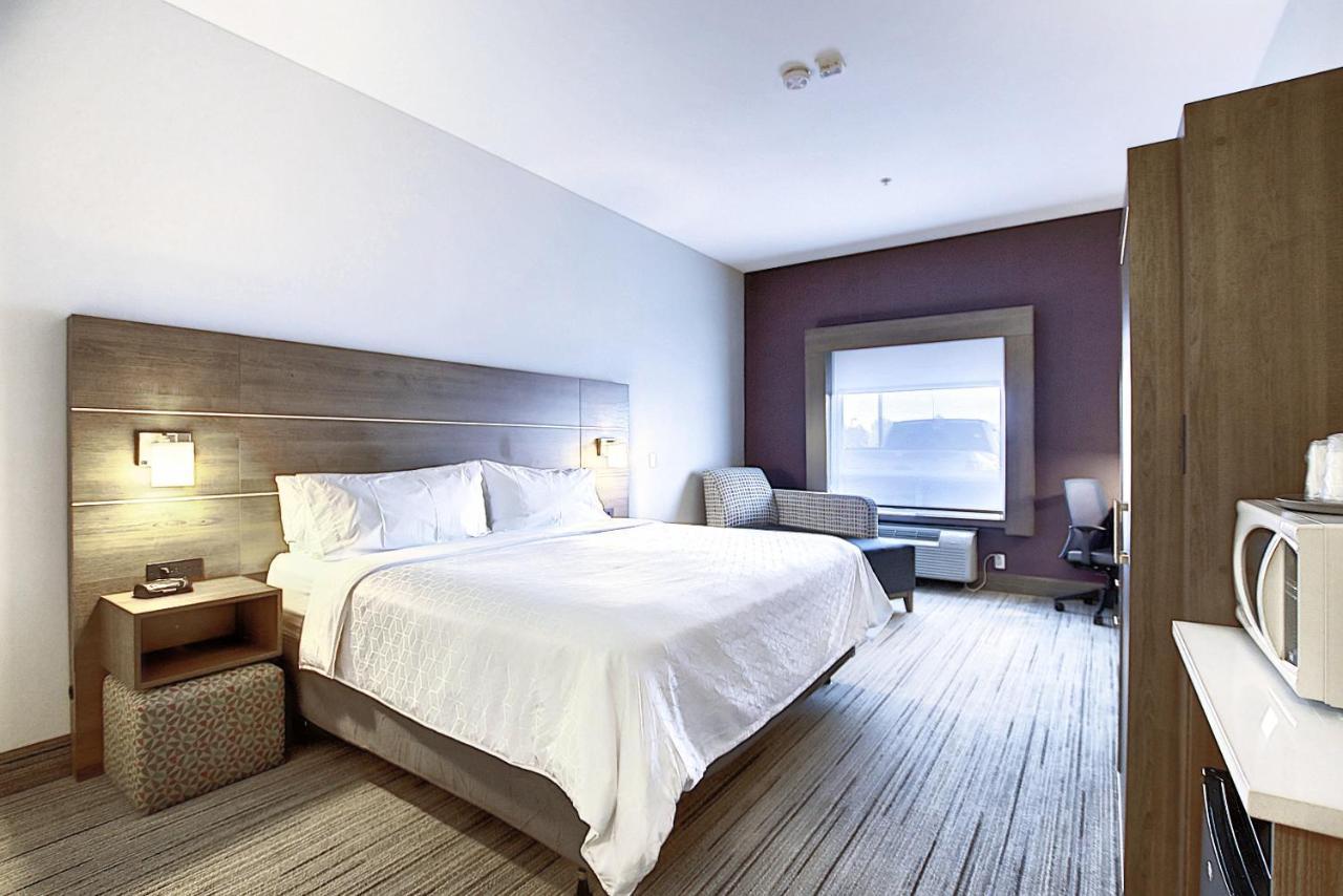 Holiday Inn Express Airport Calgary By Ihg מראה חיצוני תמונה