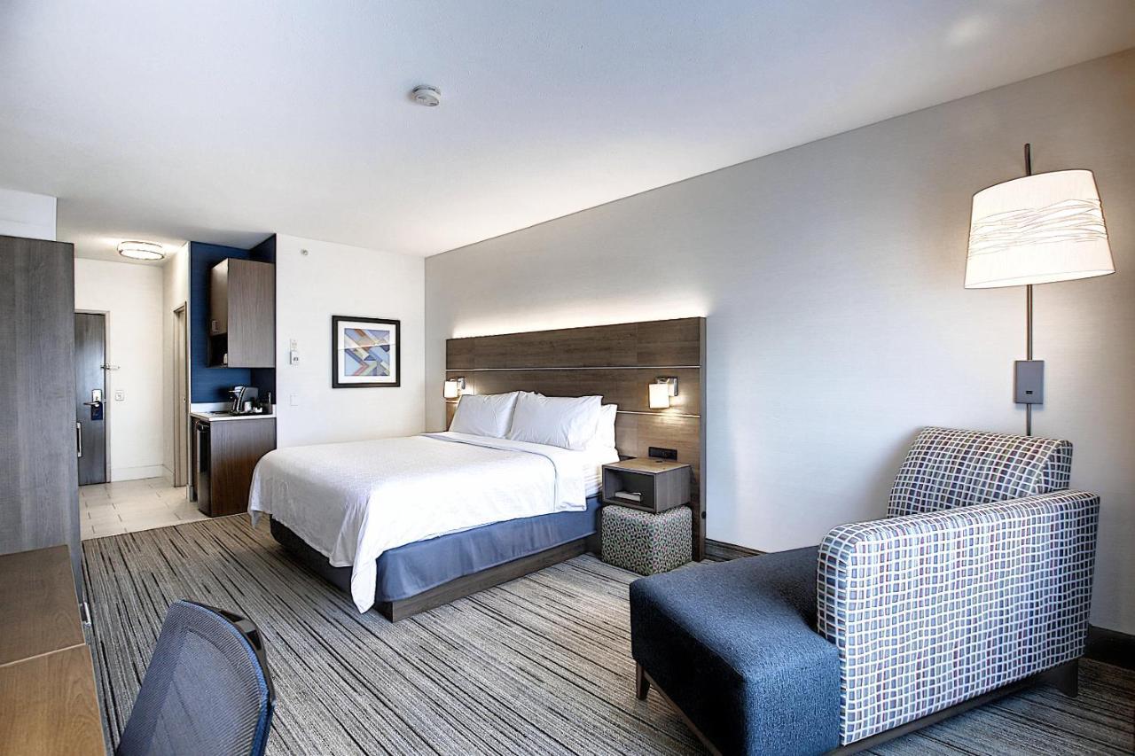 Holiday Inn Express Airport Calgary By Ihg מראה חיצוני תמונה