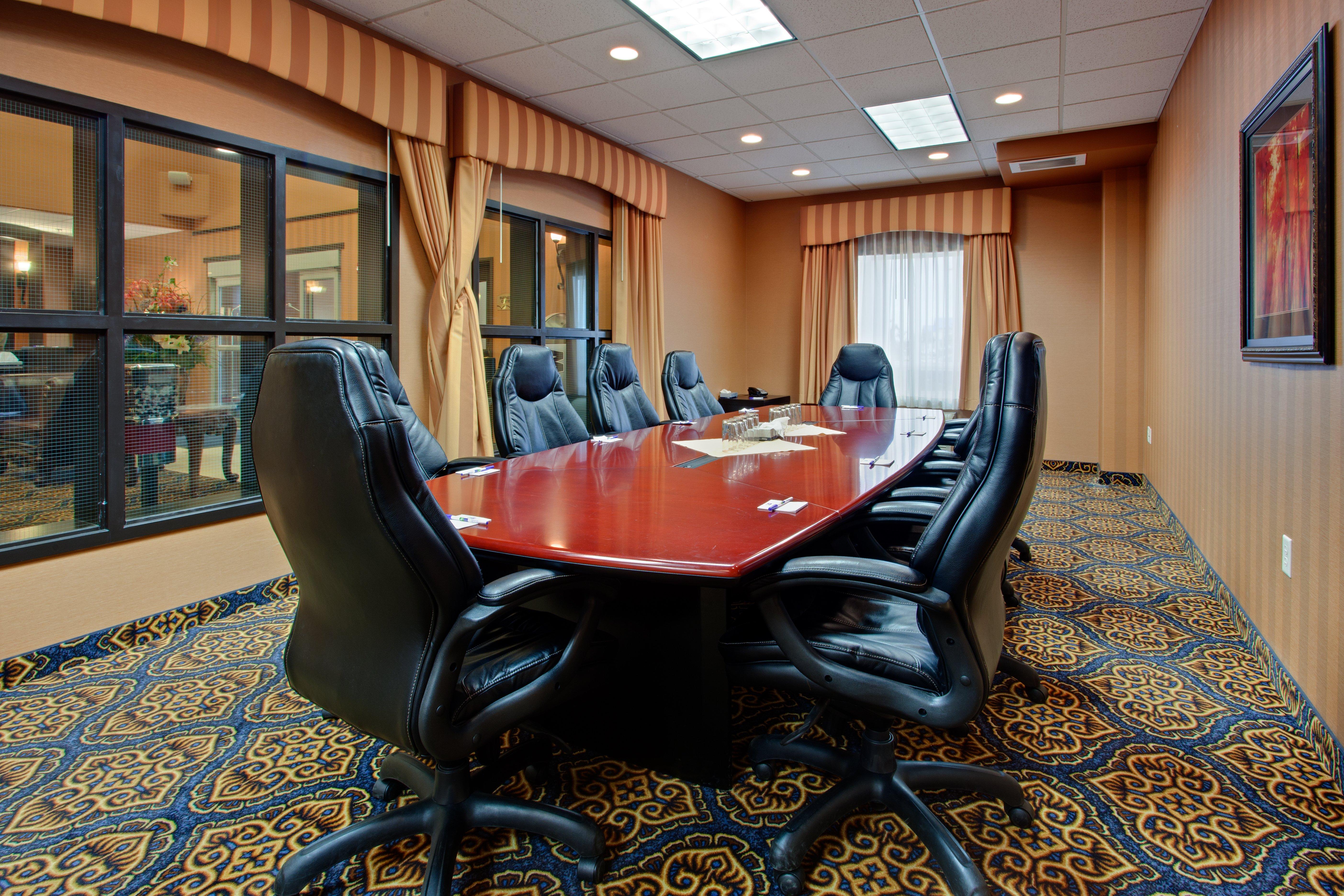 Holiday Inn Express Airport Calgary By Ihg מראה חיצוני תמונה