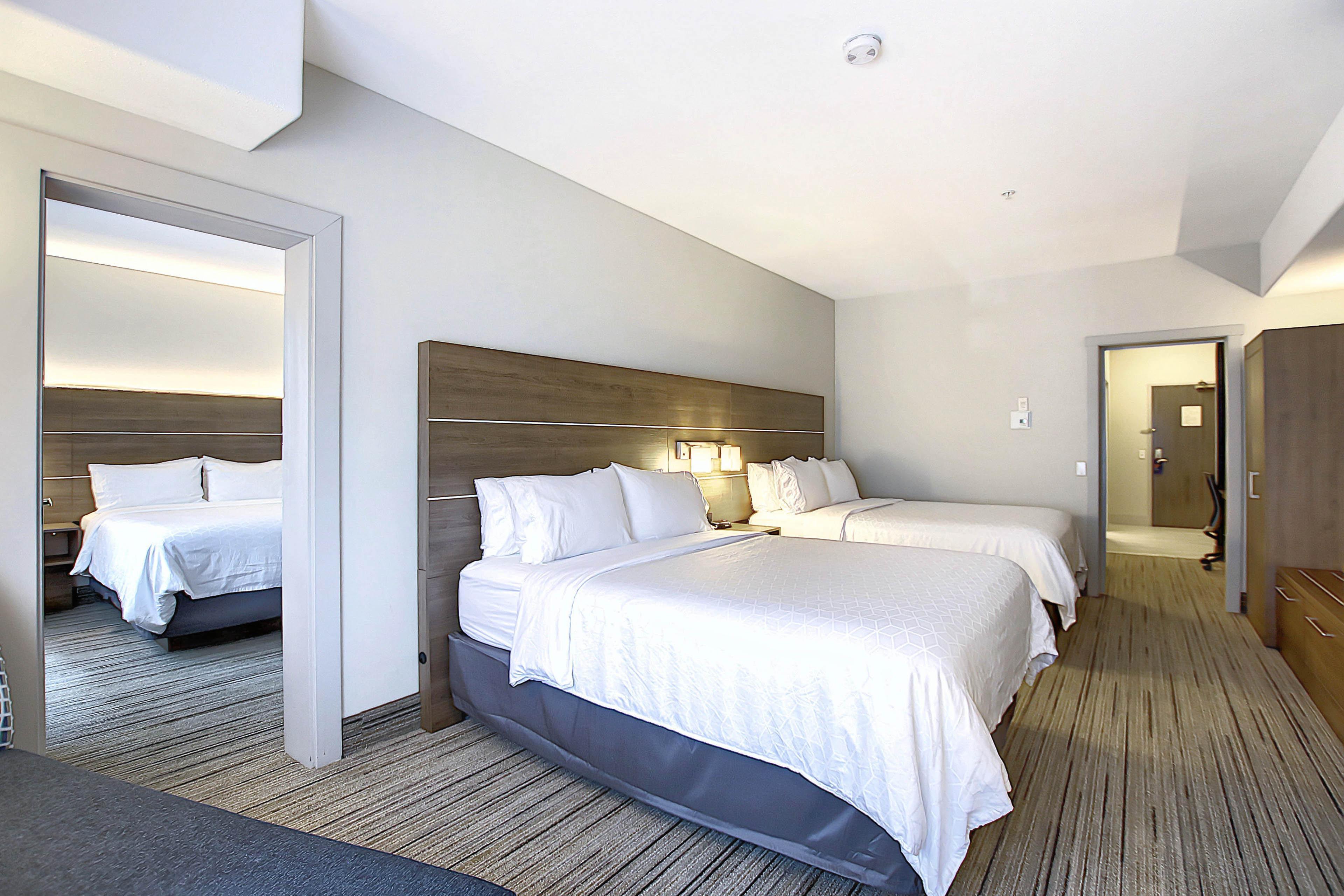 Holiday Inn Express Airport Calgary By Ihg מראה חיצוני תמונה