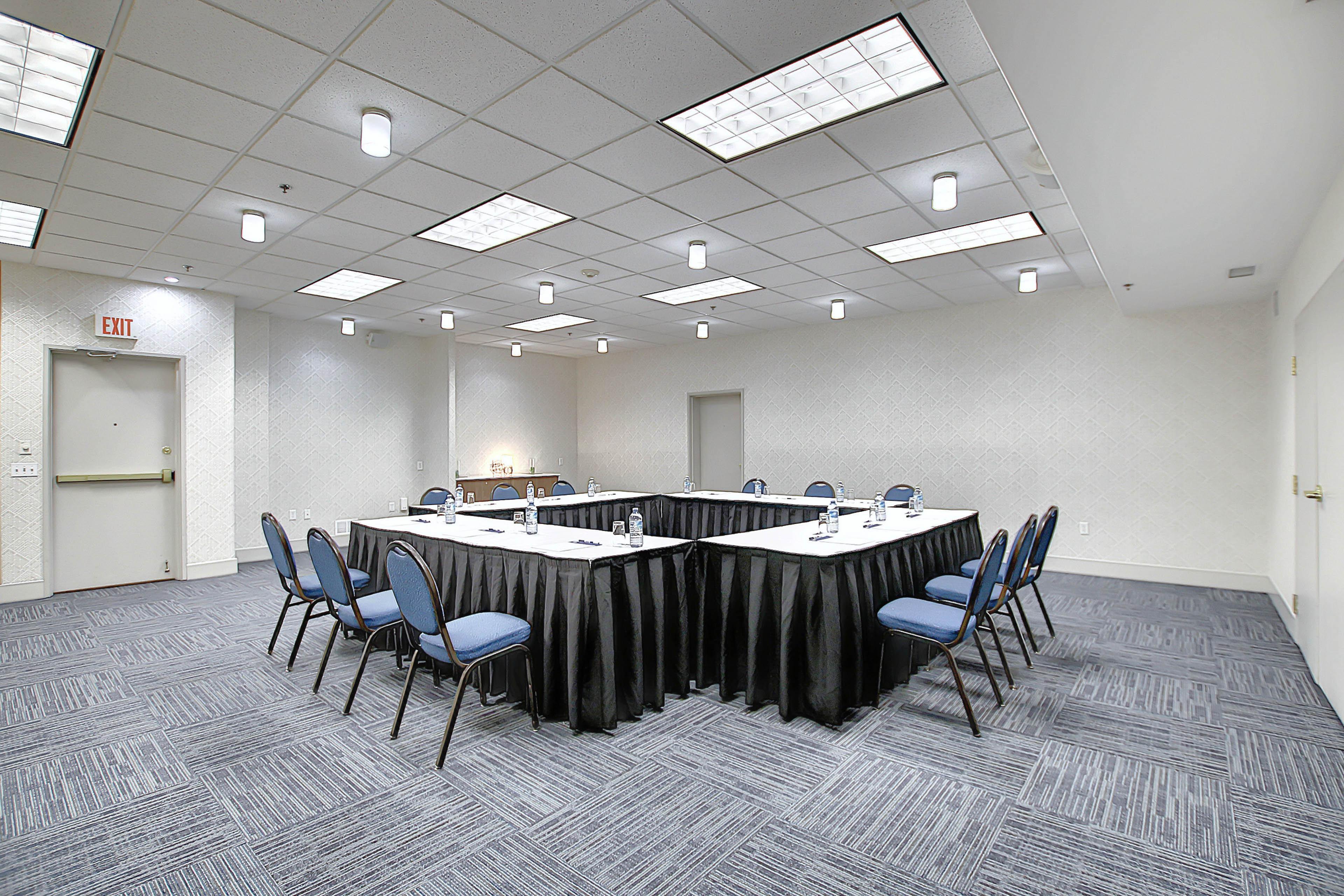 Holiday Inn Express Airport Calgary By Ihg מראה חיצוני תמונה