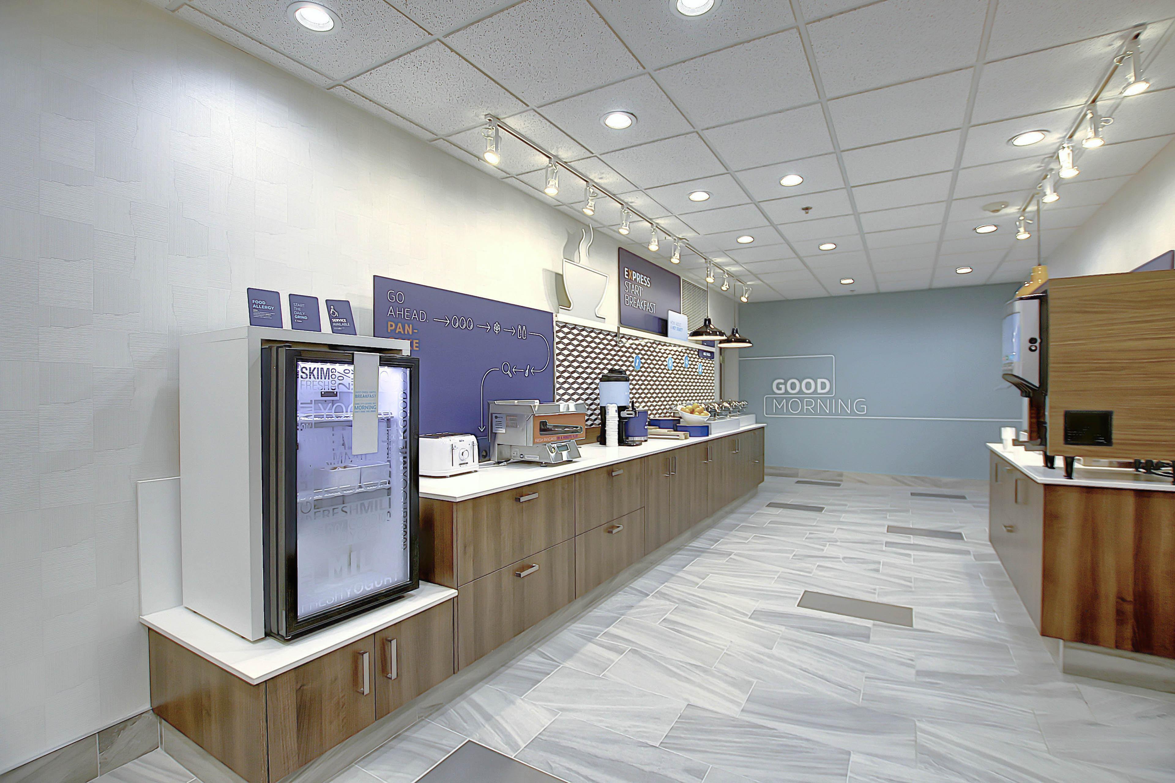 Holiday Inn Express Airport Calgary By Ihg מראה חיצוני תמונה