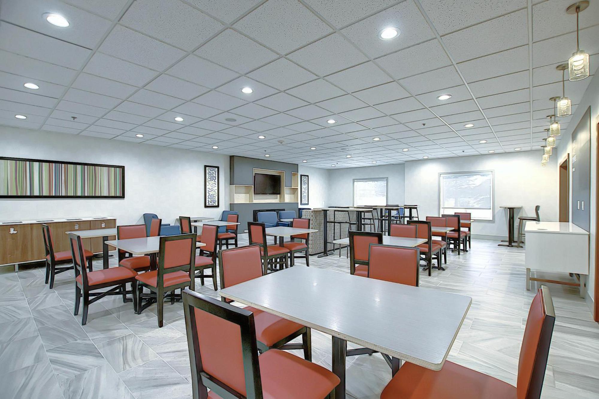Holiday Inn Express Airport Calgary By Ihg מראה חיצוני תמונה